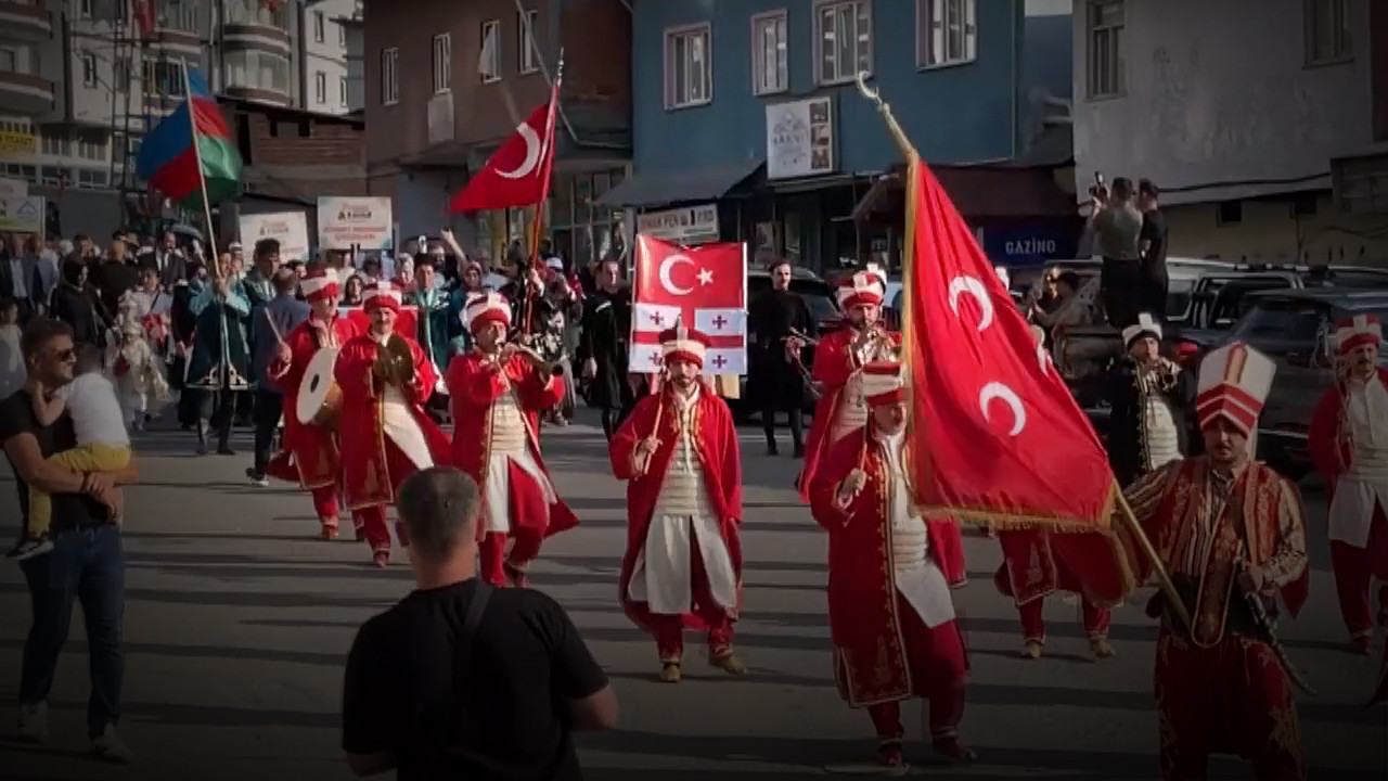 7’den 70’e herkes oradaydı: Artvin’de kortej ve halk oyunlarıyla başladı